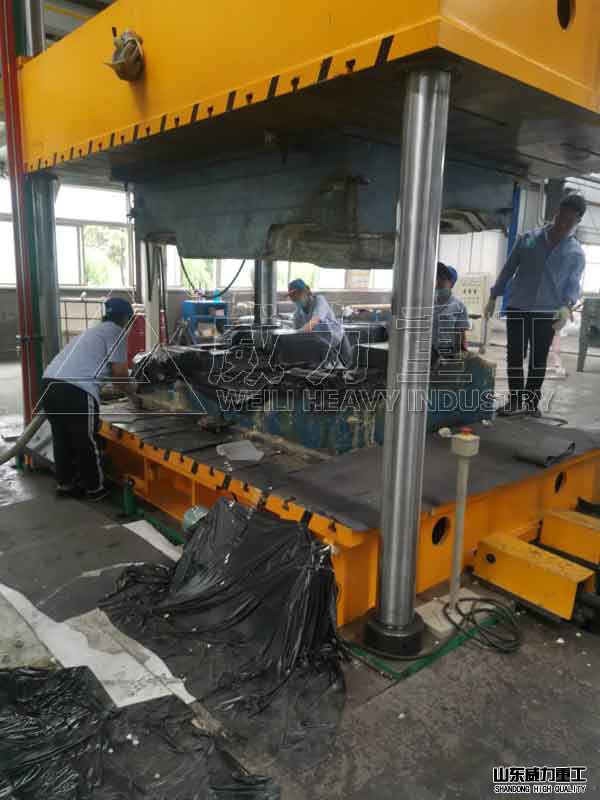 客戶熱壓汽車內飾現(xiàn)場