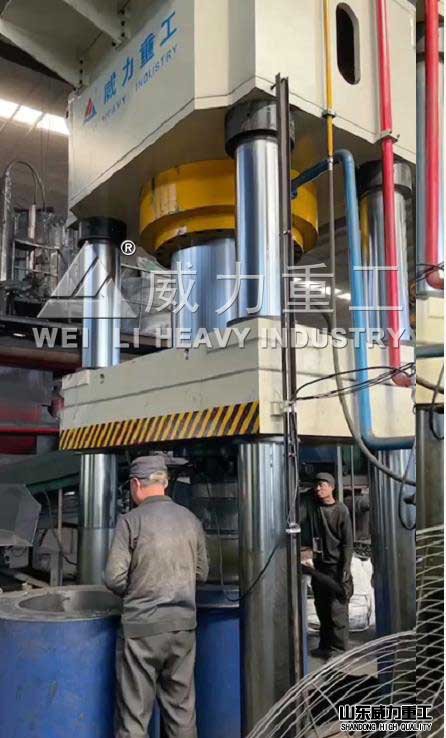 1500噸坩堝成型液壓機(jī)使用中